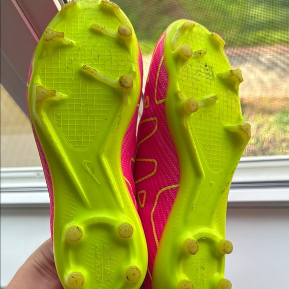Nike soccer cleats. kids size 5.  no laces. pull on only.  worn one season - Picture 4 of 5